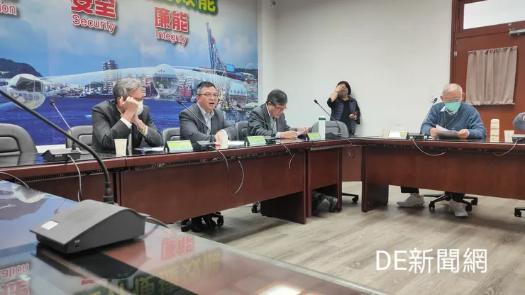 基隆關務長陳世鋒(左二)即將於16日升任關務署副署長,遺缺由第一副關務長張世楝(左一)升任,第二副關務長曾武郎(左三)升任第一副關務長。(記者曾金萬/拍攝)