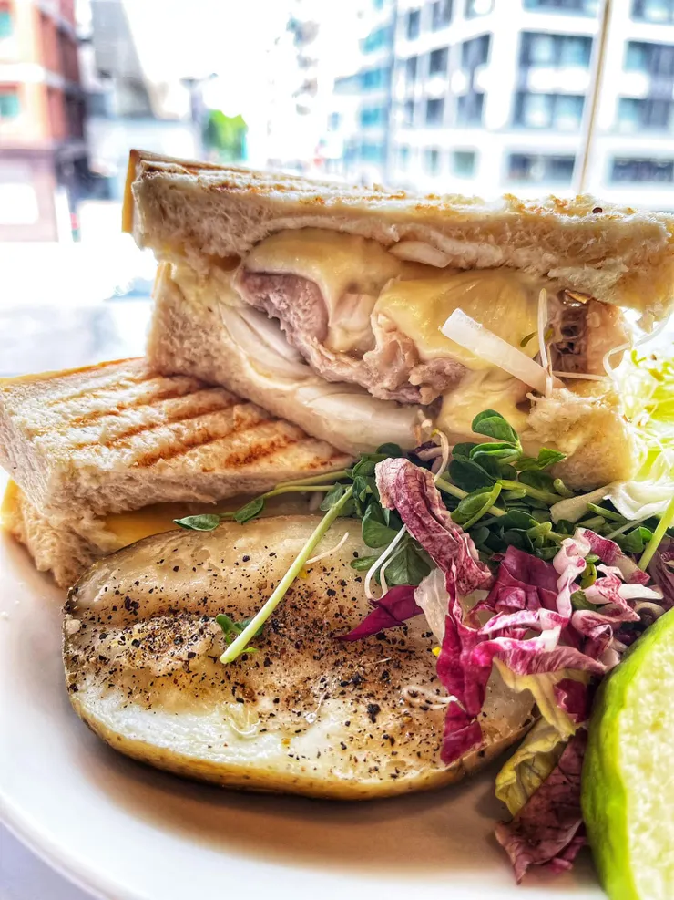 起司熔岩多多，懷念的帕尼尼啊！❤️