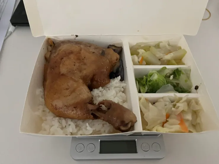 滷雞腿便當飯少。