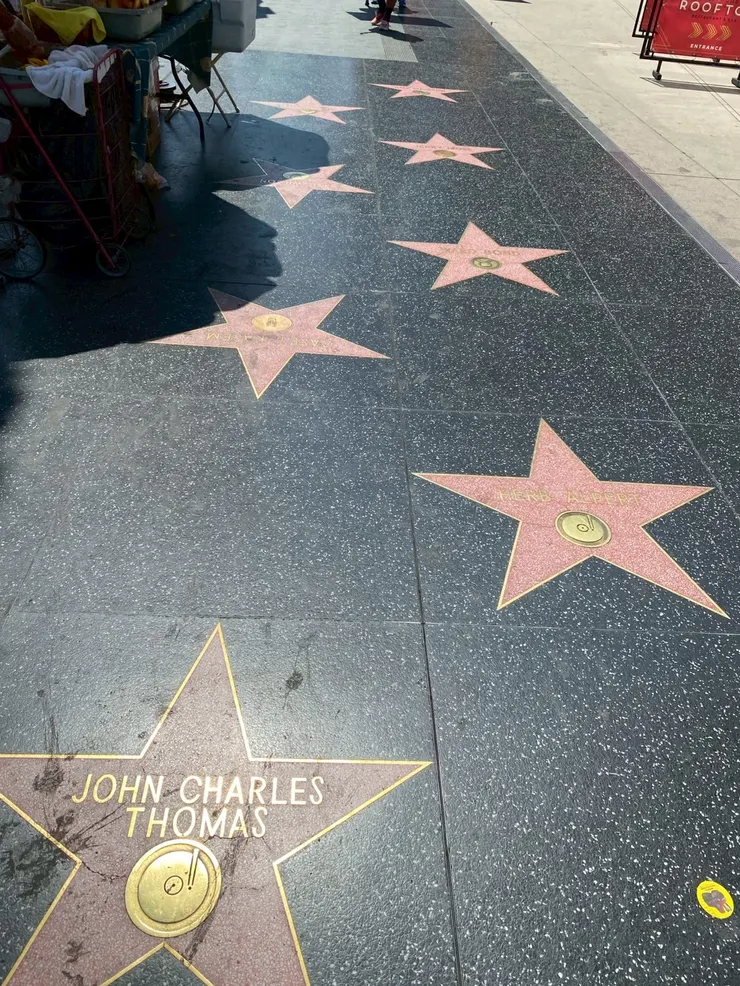 整條路從二戰到當代、從幕前到幕後的重要人員都有紀錄，許多伍德也不認識