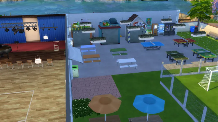 有蓋操場並沒有很大，跟我以前的學校差不多。