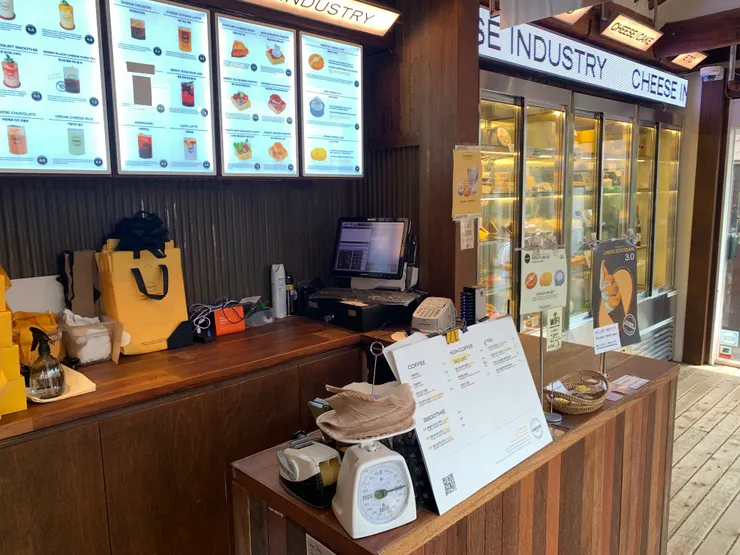 櫃檯邊的冰櫃，是切片蛋糕，我點了檸檬起司蛋糕，跟巴斯克起司蛋糕。