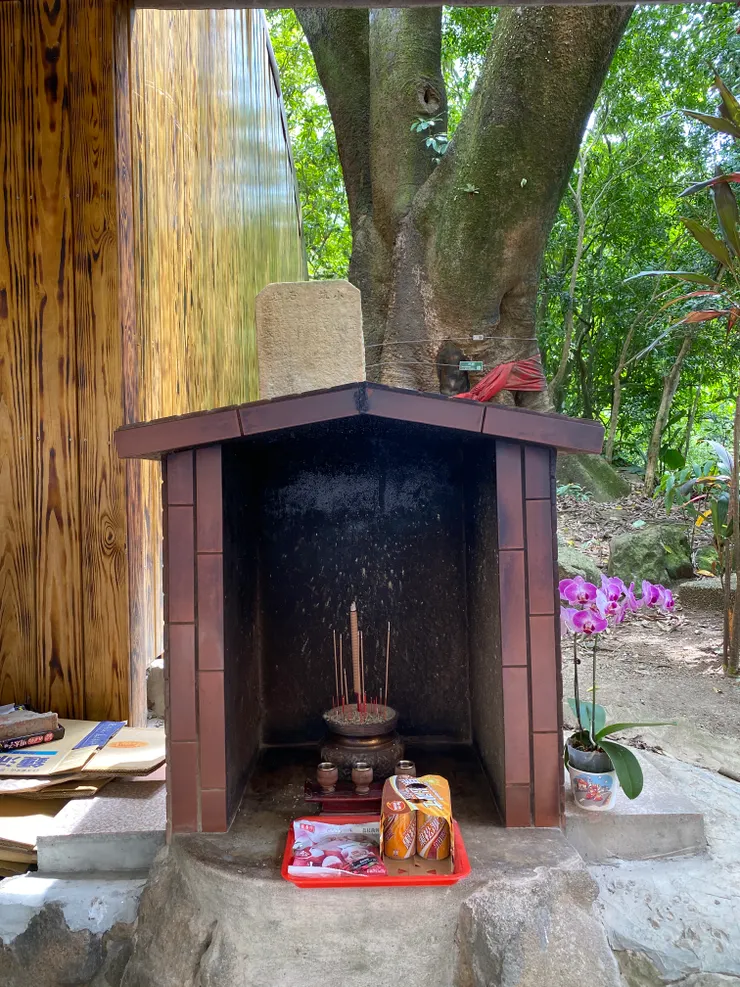 祭拜山神的神龕香案