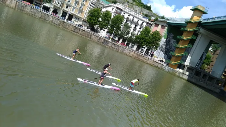 河岸旁從事水上活動