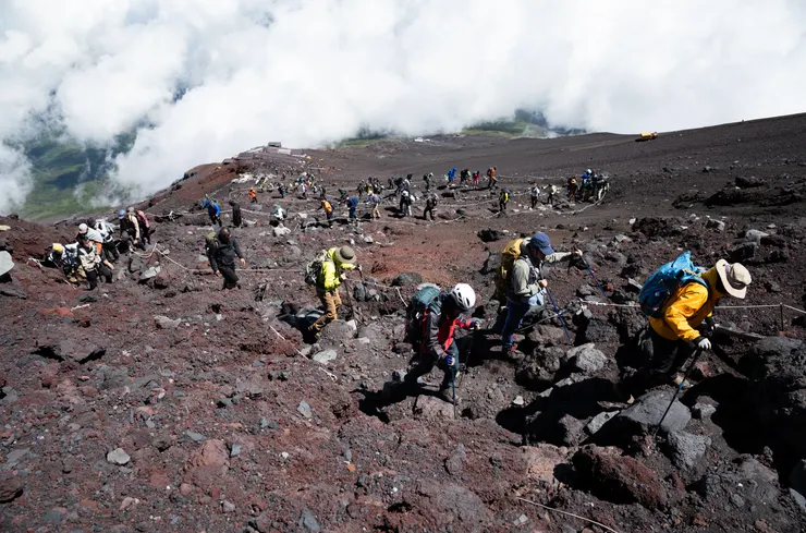 近午的富士山登山人潮