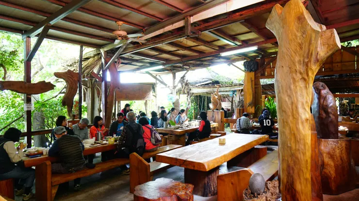 雞蛋狀的石頭就是敲敲石