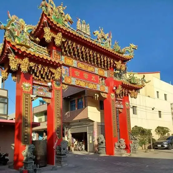 牌樓上交趾陶、剪黏工藝精湛（圖片截圖於網路）