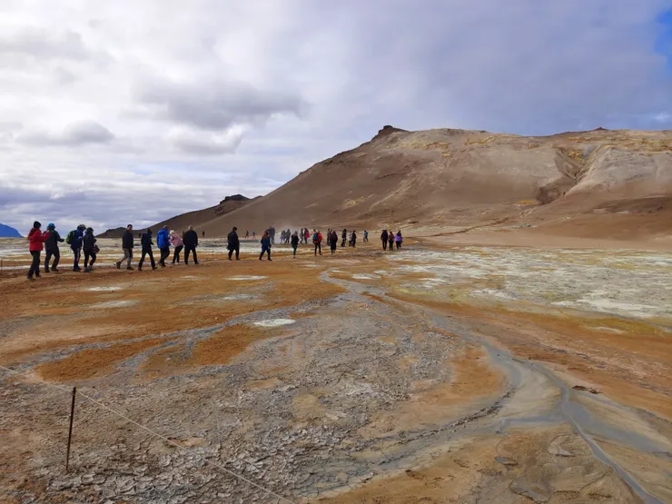 一片荒漠,處處瀰漫著氣體,景觀非常特殊。須遵循步道前進,以免發生危險。