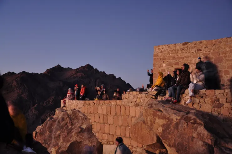 人們在西奈山上等待日出