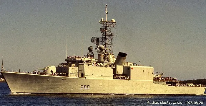 加拿大的易洛魁級驅逐艦，雖然滿載排水量不過4700噸，但不僅裝備有艦艏聲納，還有可突破溫躍層阻隔的可變深度聲納，反潛武器也是兼具反潛迫砲和反潛魚雷，還能搭載2架大型的CH-124海王反潛直升機。