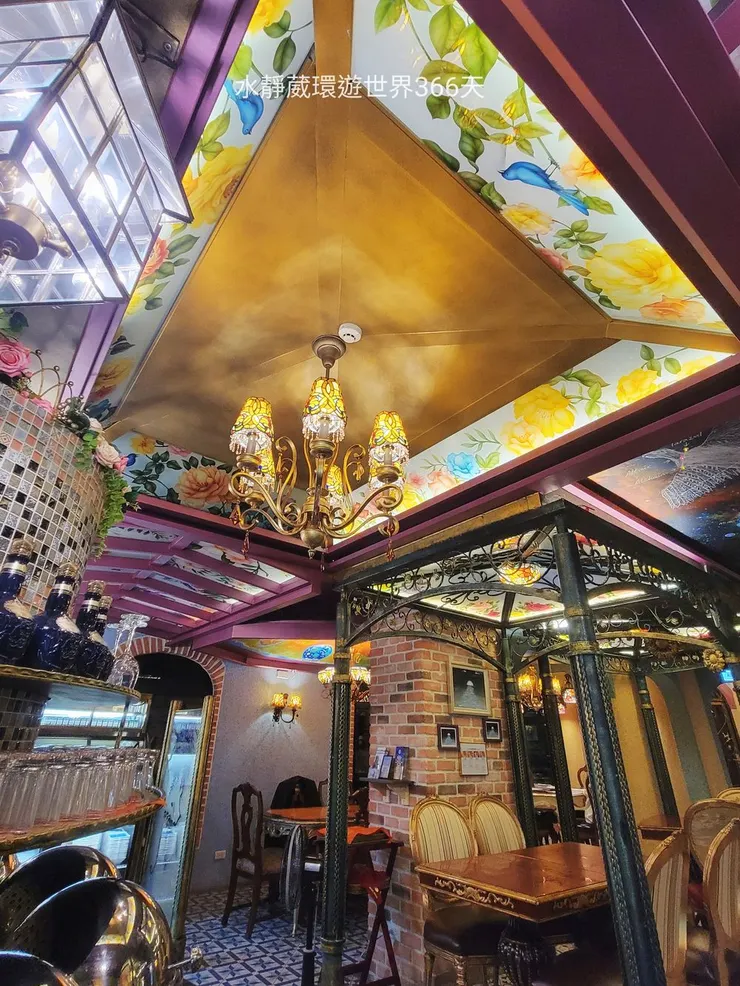 集美景、美食、美拍的七星潭水上明月躍登花蓮近期最受矚目的話題旅宿，巧妙融合歐洲古典巴洛克風格並注入中東神秘華麗宮廷風。