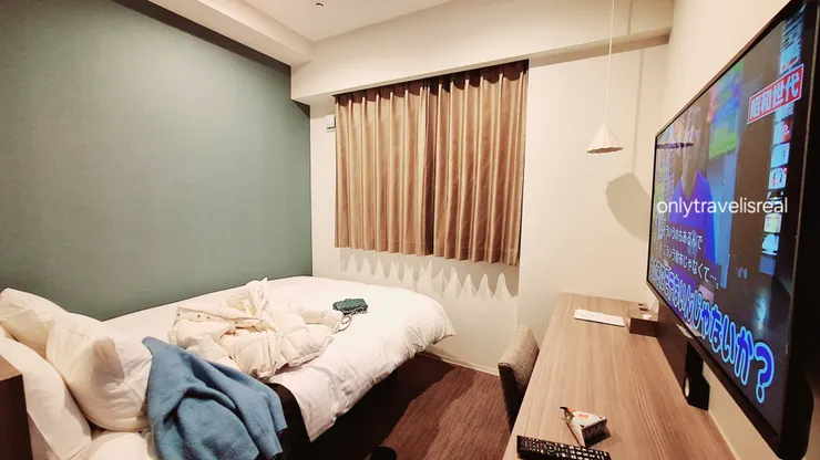 被我拍成像是單人床的雙人床與加大電視