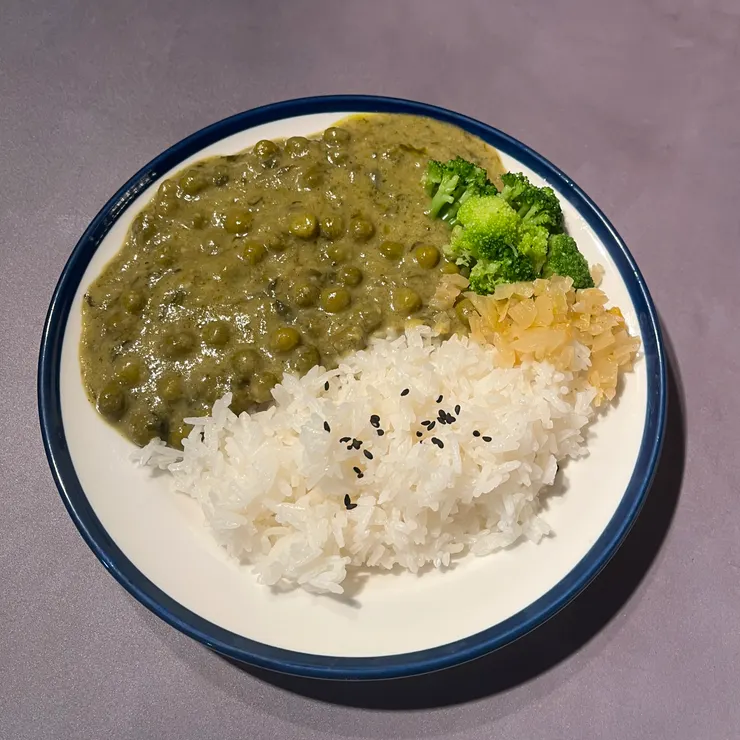 倒出來是這樣，只有咖哩是內容物，其它都是我另外加的。