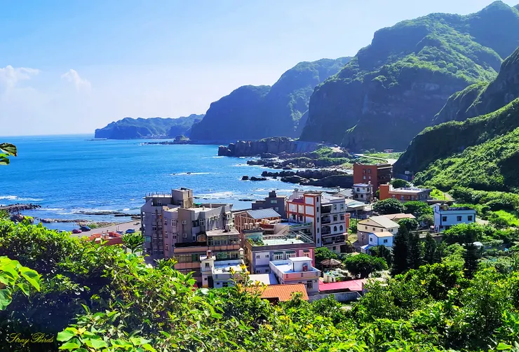 由南新宮旁的南子吝步道起登，步道上可眺望南雅漁港。