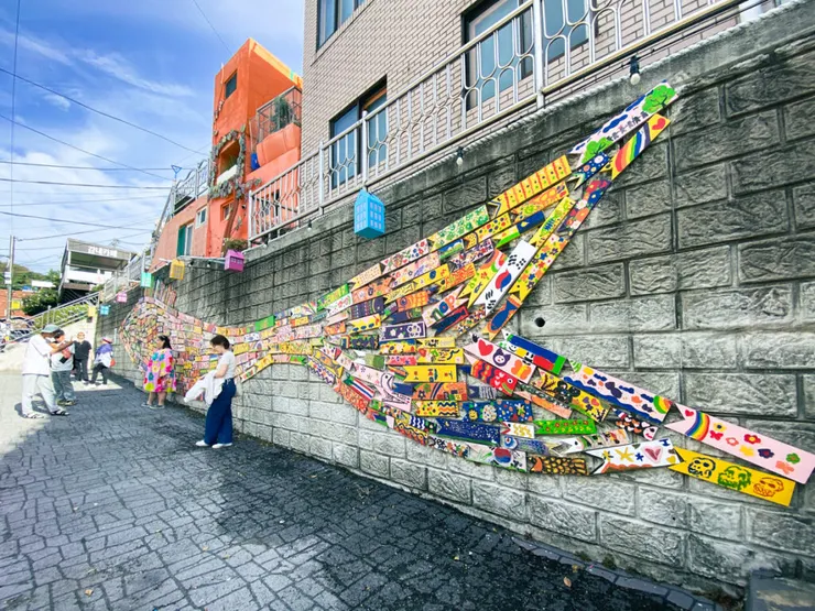 難以入鏡的魚形裝置藝街