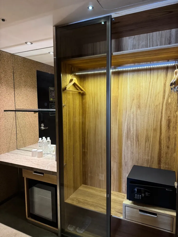 透明衣櫃一開門就亮燈很加分