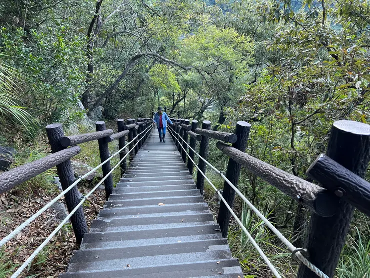 很陡要一階一階踏穩