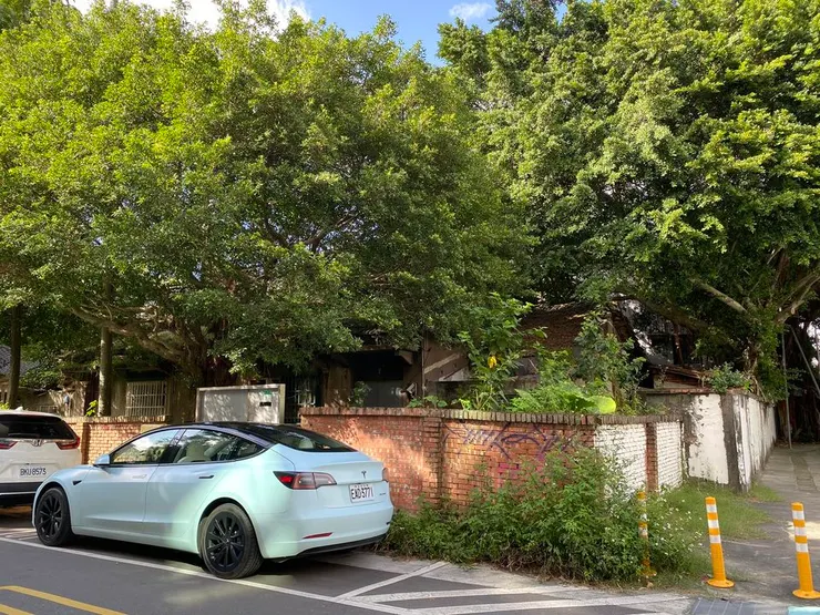 溫州街52巷1號。溫州街北側可見高大的雀榕，霧裡薛圳的水流正從旁邊穿過。（※已拆除）