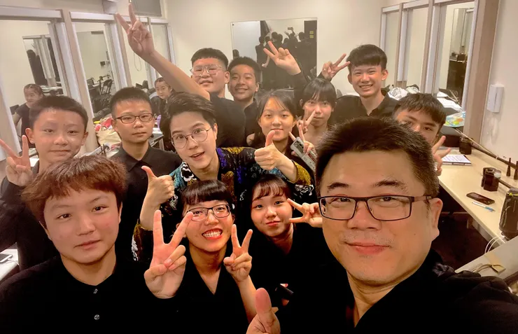 圖六、臺南市民族管絃樂團團長黃光佑（右前一）與青春活力的學員們