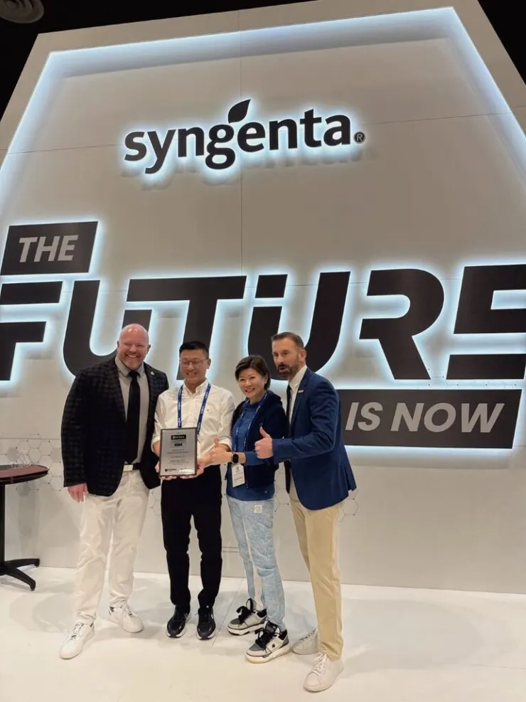 ▲北投國華高爾夫俱樂部獲頒「創新保護獎」副董事長何麗純、總監蔡文生親赴美國領獎