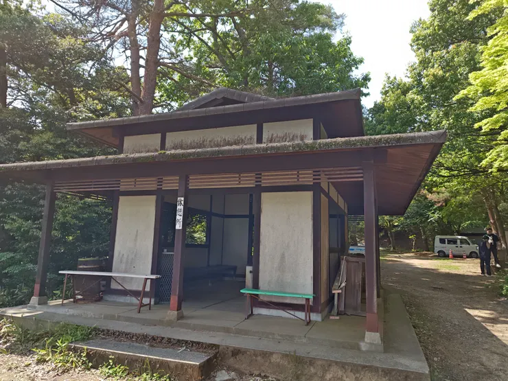 傘松小倉屋旁的休憩所