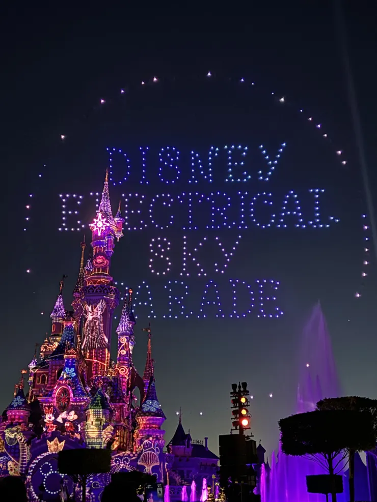 晚上的煙火秀和無人機表演