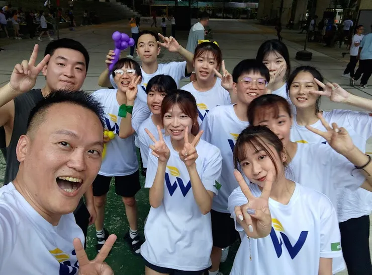 最左邊的是校長之一（台灣倫）