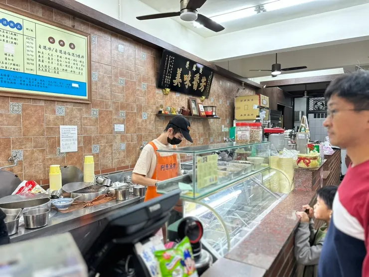 牆面上的芳香味美，就是曾經榮獲新竹第一屆美食獎，新竹特色小吃優勝匾額