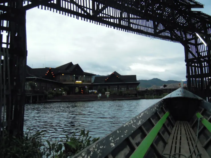 水寨到了，門口一排服務人員敲鑼打鼓迎賓