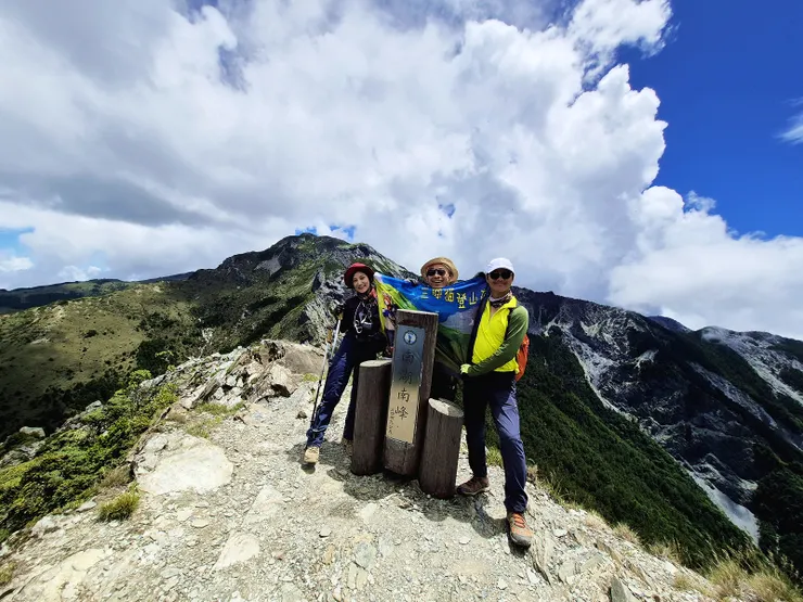 ▲順哥腸胃不適，在中央尖溪叉路口等我們，我們四人輕裝10:50登項南湖大山南峰。