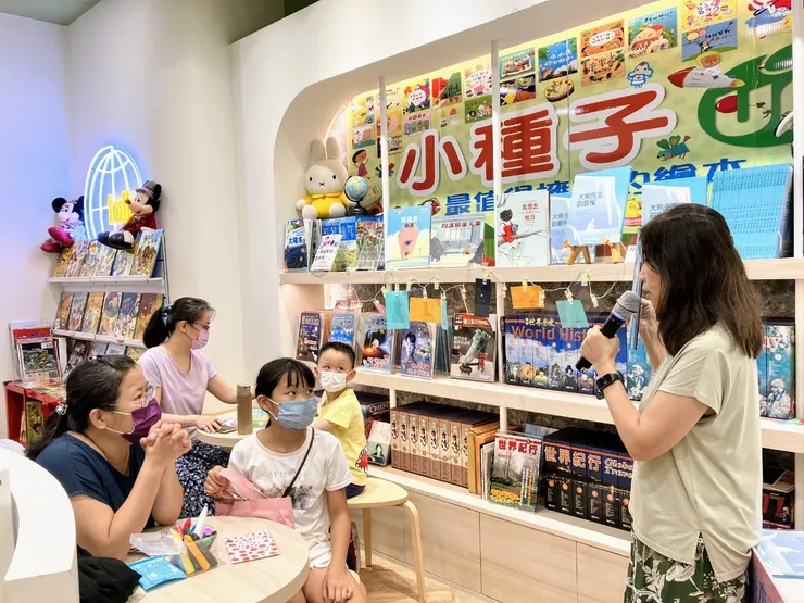 前來參與的小朋友與大朋友們,聚精會神地聆聽總編說故事。