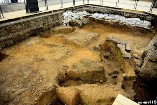 教堂前方的墓穴遺跡