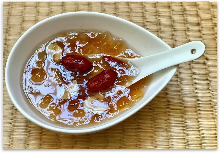 桃膠雪蓮甜湯