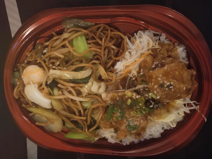 富山商場買了中式炒麵及唐揚雞便當