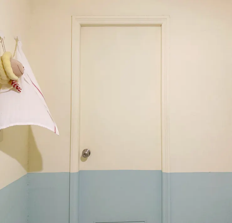 以水藍色作為主視覺色調，房門與浴室門都漆上同樣的顏色。沒想到塑膠浴室門漆上油漆後變得如此好看！
