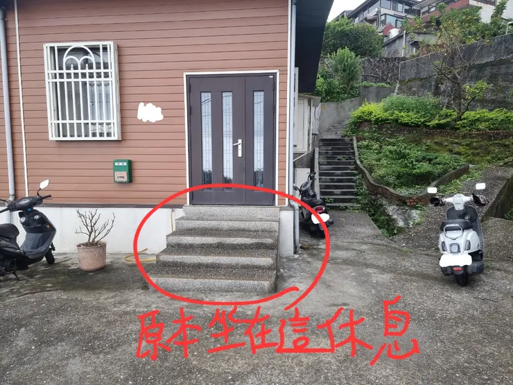 右邊轉角的石階上去，就會看到一個「神隱國度」的指向牌了！