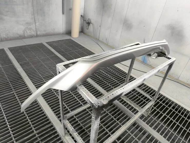 拆下的葉子板裸金屬放在烤漆架上準備噴漆