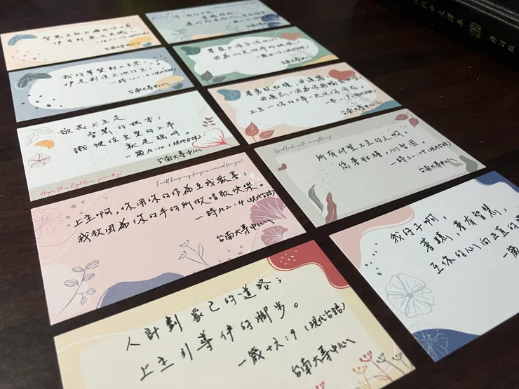 圖說|我翻著現代台語譯本聖經找經文時,想起當年每週都燒腦扶額地寫探訪小卡的同工們,不免會心一笑。