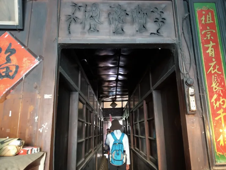 鏤刻著松、竹、福、祿、壽的木雕欄間