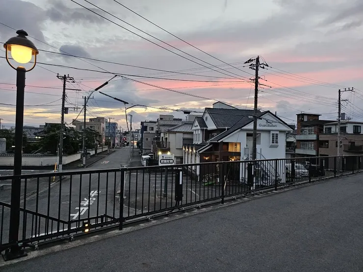 旁邊就是高起的河濱步道，感覺非常適合散步或跑步，能夠一直通到沼津港去