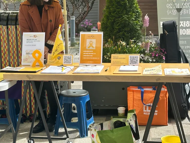 要求查明真相的簽名運動表格，還有隨便領取的紀念品。