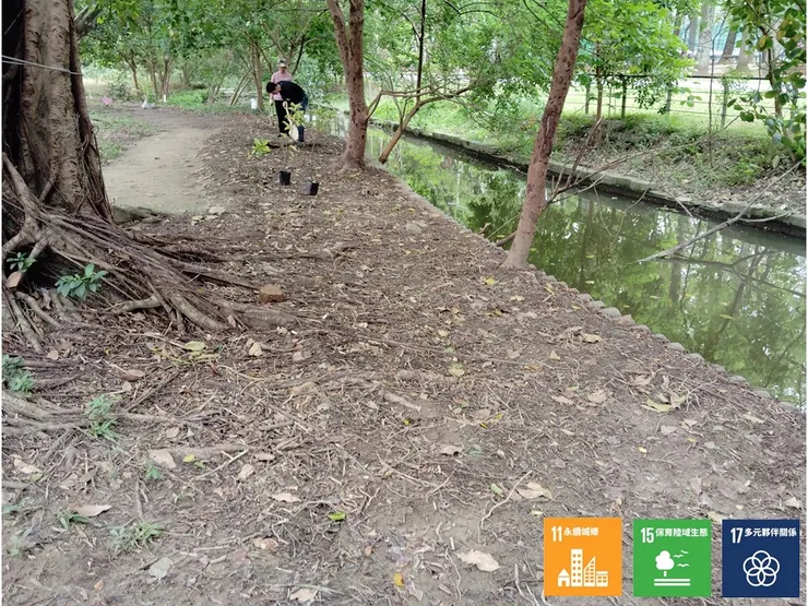 辛苦一早來幫忙補植的夥伴(不知道算不算冒險栽植，畢竟背後就是水深及腰的流道了)