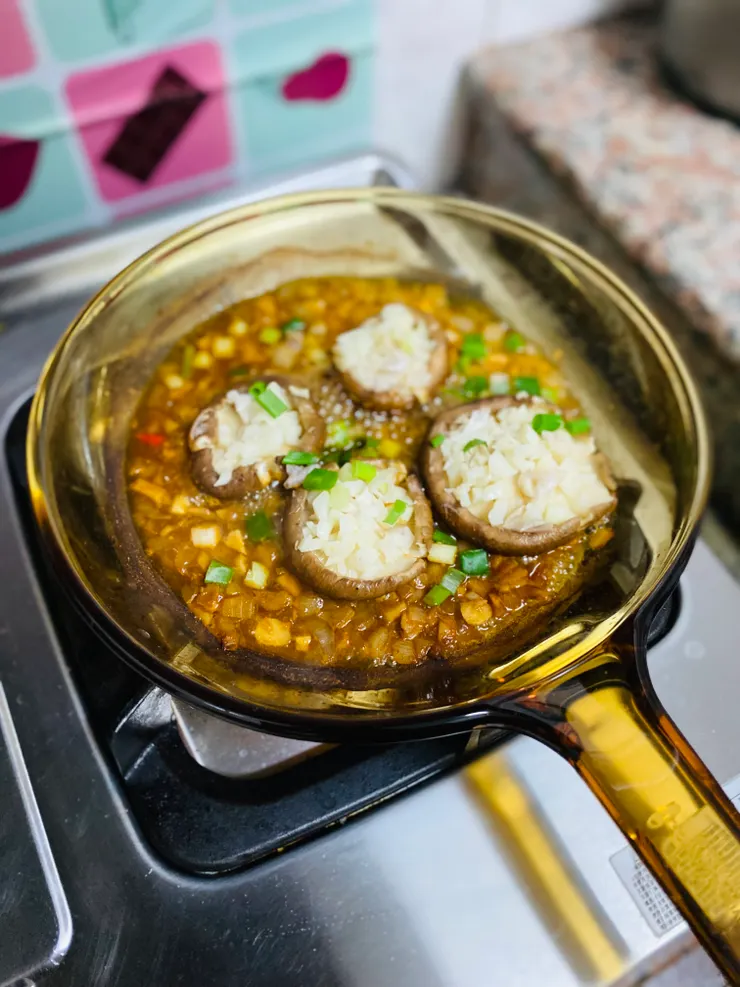 ▲日常料理三餐MM化，也不會難上手喔！還可以參考網路上許多人分享的MM友善食譜，像是IG《初心食堂》，照片上這道「蒜末香料烤菇」便是參考自初心食堂。