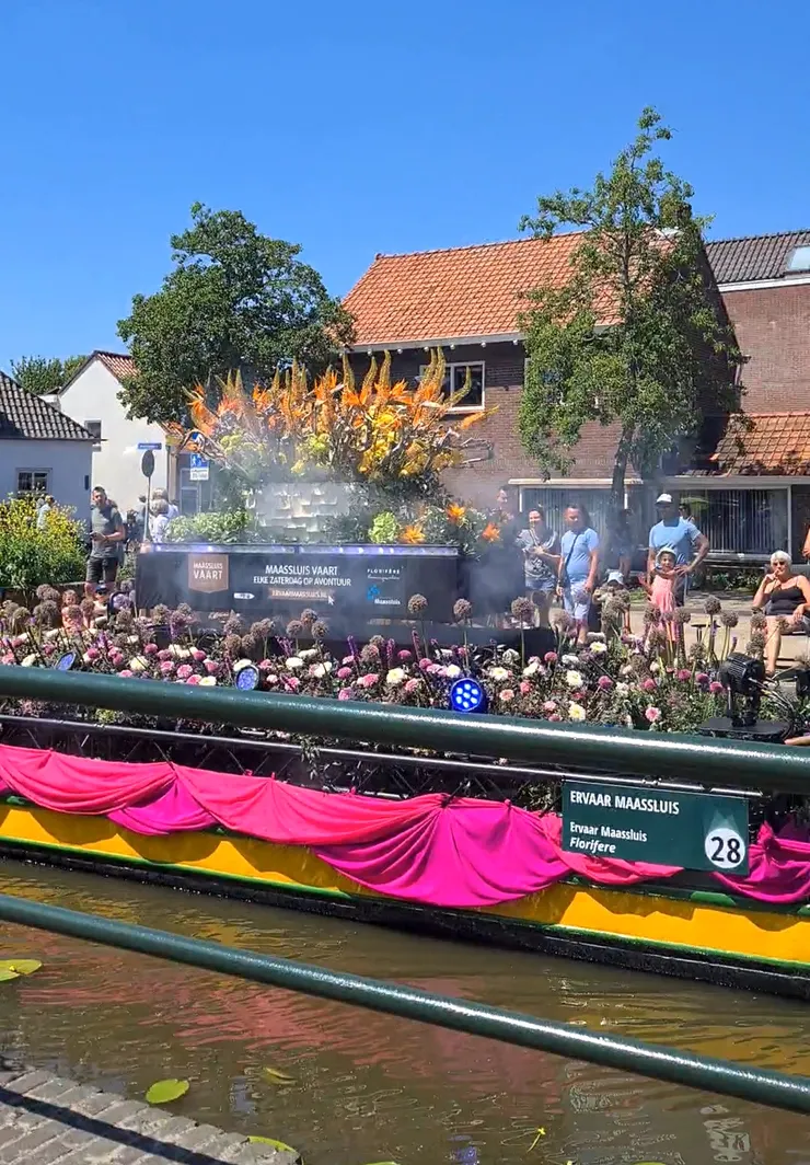 別緻的船隻造型，通常來自專業花藝師的巧手，不忘標示公司或單位名稱，讓觀眾留下深刻的印象。（攝影：王幸慈）