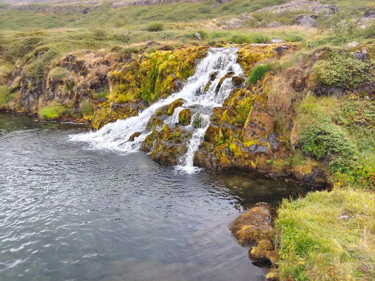 第三個瀑布是Hrísvaðsfoss,周遭有不同顏色的苔蘚及岩石。