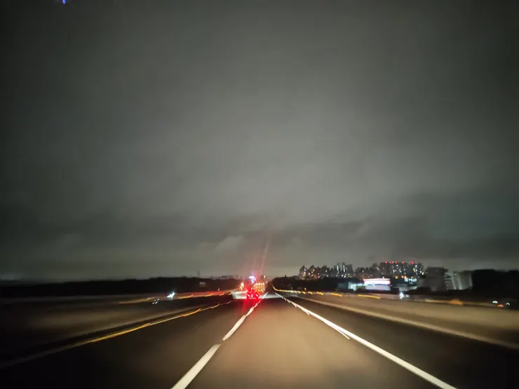 凌晨驅車往機場