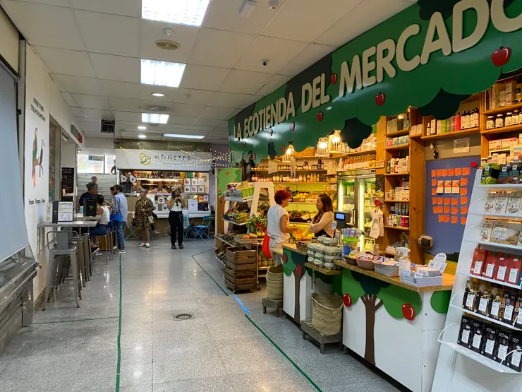 市場內乾淨明亮