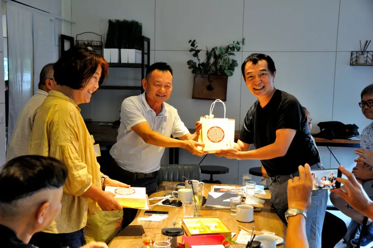 【貼心的佳源,週到的買了台中名產俊美鳳梨酥禮盒送同學。】