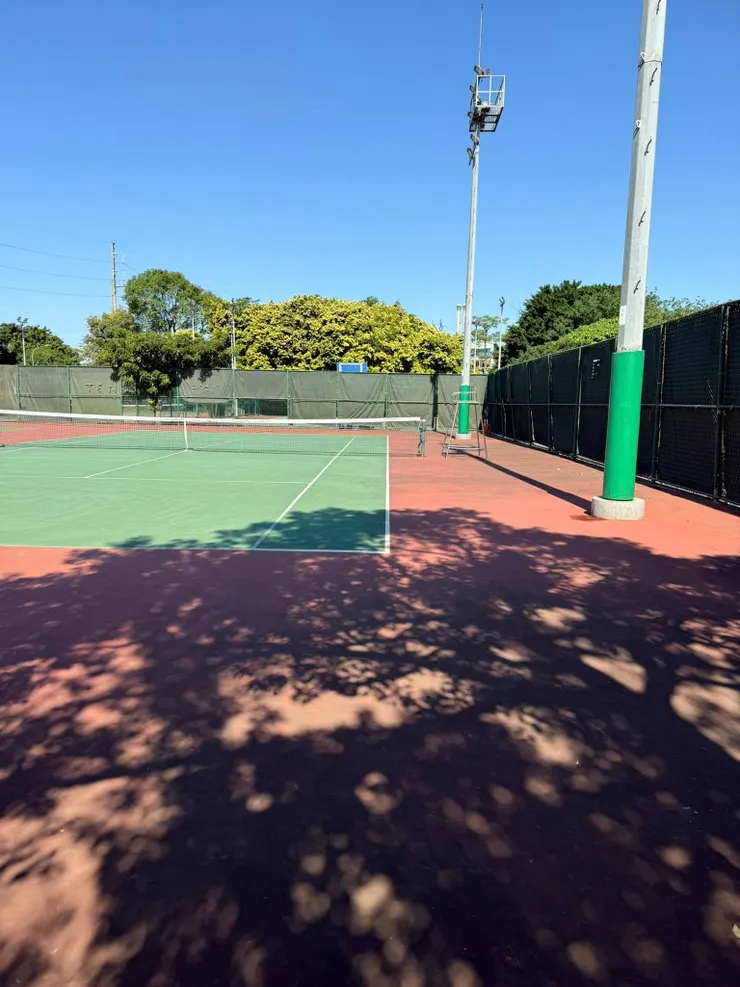 今天萬里無雲的網球場，大中午還是很多人