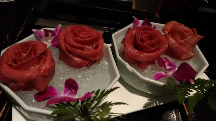 在上海的一家火鍋店，肉片不再只是普通的食材，而是藝術品——被捲成精緻的玫瑰花瓣，漂浮在鍋中，鮮嫩欲滴。這種小巧思，讓吃火鍋變成視覺享受，也彰顯了大陸餐飲創意的無限可能。美味與美感同時登場，每一口都是驚喜。